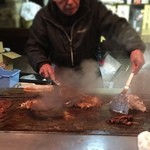 鉄板焼 ホルモン やまき - めっちゃ遠回りやけど寄り道♪( ´▽｀)
      お持ち帰りで。ホルモン串10本とキモ5つで1050円也♪( ´▽｀)