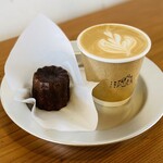 珈琲とカヌレ - カヌレとカフェラテ
