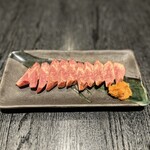 相撲茶屋たごちゃん - 馬タンの食感を残しつつしっとりと仕上げ、辛みそと一緒におめしあがりください。