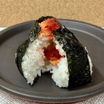 青おにぎり - すじこ鮭(断面)
