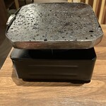 焼肉×創作びすとろ 笑進笑明 - 富士山の溶岩プレート