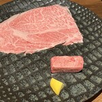 焼肉×創作びすとろ 笑進笑明 - 炙り焼き用の牛トロと牛タン。牛タンは根元のタン元