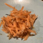 焼肉×創作びすとろ 笑進笑明 - 箸休めの人参と胡桃のラペ