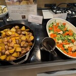 NARITA BOLD KITCHEN - 左　北海道産インカのめざめのロティ　バターとお好みのソースで　右　スチームベジタブル