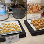 NARITA BOLD KITCHEN - 左　白身魚のムース　小エビのタルタル添えオマール海老の旨みをアクセントに　右　里芋のブランマンジェ