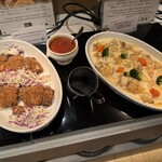 NARITA BOLD KITCHEN - 左　エスカロップ　右　北海道牛乳を使った鶏肉のフリカッセ