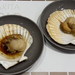NARITA BOLD KITCHEN - 帆立のバター醤油焼き　右は、何もかけずに