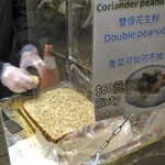 春風満面 春捲氷淇淋 - ピーナッツ飴をカンナで削ります