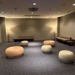 NARITA BOLD KITCHEN - オープン前は、向かいのスペースで待つ事もできる