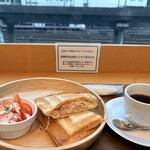 カフェイチハチロクキュウ バイマルゼン - ホットサンドセット　ハム&チーズホットサンド＋ホットコーヒー