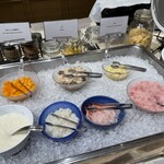 NARITA BOLD KITCHEN - 山海丼の具　左上　小柱とししゃも卵和え　ぶり　ガリ　左下　とろろ　いか　甘海老　ネギトロ