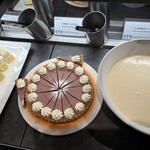 NARITA BOLD KITCHEN - 中　北海道産ハスカップのタルト　右　リンゴの冷製ポタージュ