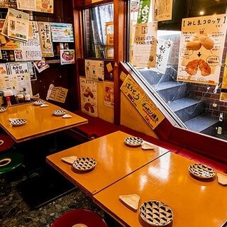 【テーブル席／2～8名様】仲間の顔を見渡せるので、会話が弾みやすく、同窓会に最適