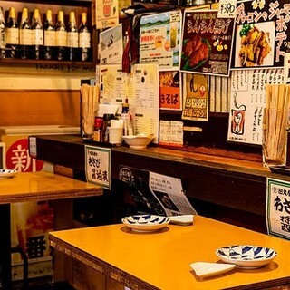 仕事帰りのちょい飲みや少人数の語らいに。接続で4名様まで対応可能です。
