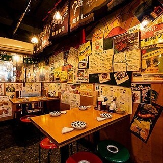 【テーブル席／2～8名様まで】レトロな雰囲気の中、気心知れたお仲間との飲み会に！