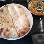 インド・ネパール料理 マヌシ - 茄子チキンカレーとチーズナン