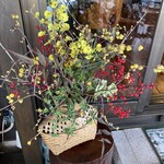 花ぼんぼり - 以前広島の家にも植えた大好きな蝋梅が生けています