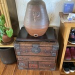 花ぼんぼり - こんな箪笥、実家にもありました