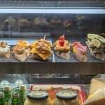 ガルマン - ショーケースにピンチョスが並んでます