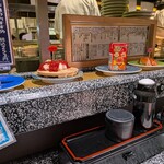 回転寿司 根室 花まる - 生サーモン、筋子醤油漬け