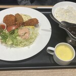 東洋軒 - ミックスはエビ、白身魚とカビクリームの3種。