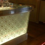 RIGOLETTO BAR AND GRILL - エントランス近くのバーカウンター