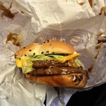 マクドナルド - 料理写真:チーズダブルてりやきは2枚のポークパティをてりやき風味のソースと絡め、チェダーチーズとレタスと合わせた食べ応えのある一品ですよ。