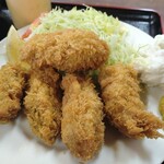 三浦屋 - カキフライ1コ1コの大きさが尋常ではない大きさでした。カキ自体が大ぶりでアツアツジューシーで最幸でした。