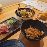 三十家 ～三重の旬を地酒と共に～ - 鶏レバー、揚げ出し豆腐、きんぴらごぼう、津餃子