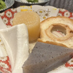 海鮮と炭火鶏のお店 うちわ - 単品おでん大皿に盛って出てきました