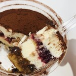 御菓子司 寳月堂 - 6層。上の層にミックスベリー、下の層にラム酒香る粒あん、スポンジ。