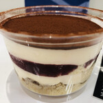 御菓子司 寳月堂 - マスカルポーネクリームの下に甘酸っぱい果肉入りミックスベリー