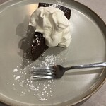 CUCINA CONTENTO - チョコケーキ。オーダーしてから生クリームを作ってくれる