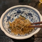 鰻 かねいち - お通しの「白滝と昆布の煮物」
