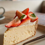 ジュウニブンベーカリーカフェ - いちごチーズケーキ（649円）