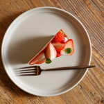 ジュウニブンベーカリーカフェ - いちごチーズケーキ（649円）