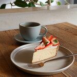 ジュウニブンベーカリーカフェ - いちごチーズケーキ（649円） ホットコーヒー（660円）