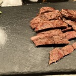 個室×鉄板居酒屋 鉄神 - 硬くて冷めてるステーキ　添えてある塩が最低レベル
