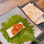 海の達磨 魚心 有楽町店 - これマグロだったのかな、、、クリームチーズにしょっぱ旨いなにかが乗ってた、、、美味しかった