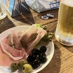 角打ち酒場 足立屋 - 生ハムとオリーブ