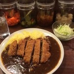 いっとっ亭 - カツカレー、サラダ、ピクルスたち