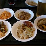 大観荘 - 上から、春巻、エビチリ、五目焼そば、ビール、牡蠣とえびの～、肉のせご飯とチャーシュー、八宝菜とか