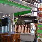 THAI FOOD - 【Wat Suwan Khirikhet(寺院)】より２５０m。また５０ｍ手前(寺院側)にはコンビ二【Seven-Eleven】がある。
