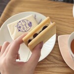 御菓子処 藤むら - バタークリームは口どけがよく…
サクッとした口あたりのクッキーは
しっとりホロホロ♡(*´ω｀*)
三位一体となって…絶妙なバランス！(๑˃̵ᴗ˂̵)