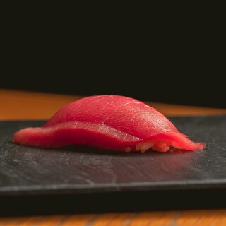 地元食材を使った四季折々の一品や本格鮨が堪能できるコース◎