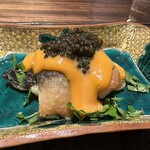 きう - シンプルな白焼きでもなく、タレでもなく。濃厚な黄身酢と木の芽の相性がたまりませ〜ん。キャビアもたっぷり♡