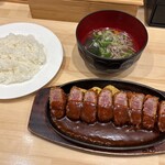 えいすけ - 定食のごはんとチキンスープがセットになった、デミグラスソースのビーフカツレツです。