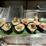 すし専門ストア かど平 - 左 いわし青唐巻600円、右 梅いわし巻