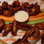 フーターズ - HOOTERS TOKYO ＠赤坂見附 バッファロープラッター 1,980円（税・サ別）選べる6種のソースはDAYTONAで