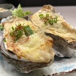 厚岸水産 かき小屋 - 牡蠣のチーズグラタン
